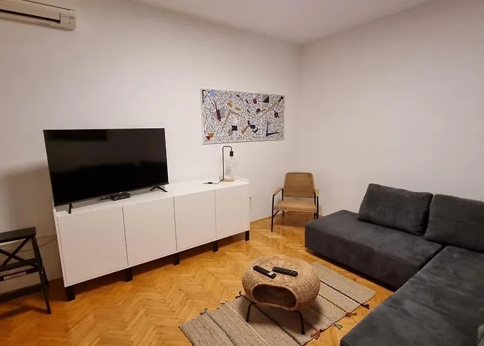In Zentrumsnaehe Mit Balkon By Interhome * 普拉