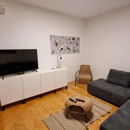 In Zentrumsnaehe Mit Balkon By Interhome * Póla