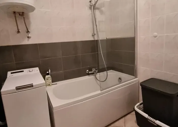 In Zentrumsnaehe Mit Balkon By Interhome Lejlighed Pula